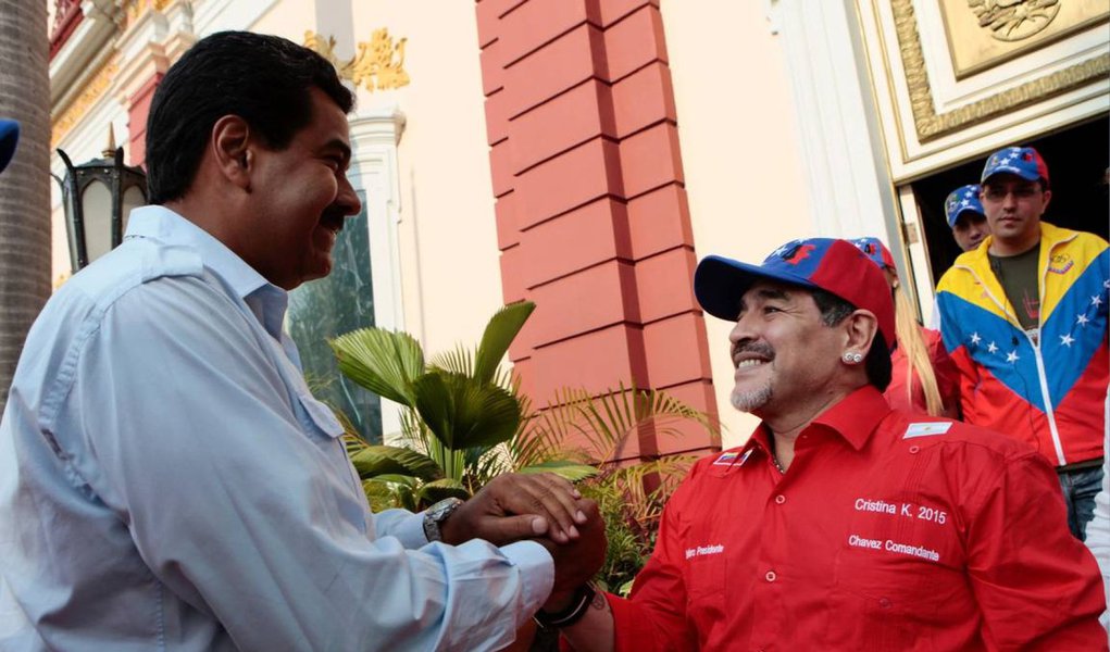 O presidente da Venezuela, Nicolás Maduro, sugeriu na terça-feira que o ex-jogador argentino Diego Maradona deveria ser o próximo presidente da Fifa; "O presidente da federação internacional de futebol deveria ser Diego Armando Maradona ou alguém do tipo", disse Maduro durante seu discurso semanal televisionado; "Diego Armando Maradona denuncia a Fifa há anos, eles o ameaçaram e eles riram dele", acrescentou