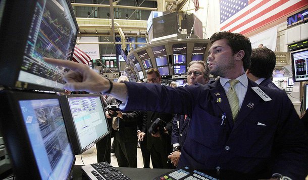 A economia dos Estados Unidos registrou uma contração no primeiro trimestre, pressionada por nevascas acima do normal e um dólar valorizado, mas a atividade tem se recuperado de forma modesta; nesta sexta-feira, o governo norte-americano cortou sua estimativa do Produto Interno Bruto (PIB) no primeiro trimestre para mostrar uma contração de 0,7% a uma taxa anual, em vez do ritmo de crescimento de 0,2 por cento estimado no mês passado