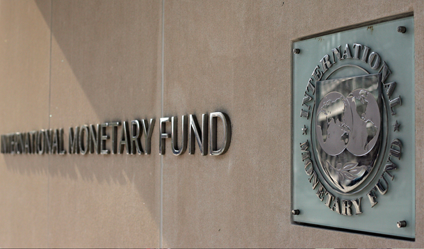 O Fundo Monetário Internacional (FMI) reviu para baixo o desempenho da economia brasileira e estimou que o Produto Interno Bruto (PIB) cairá 1,5% este ano, contra queda de 1% na previsão anterior; a projeção consta do relatório Perspectiva Econômica Mundial, divulgado nesta quinta (9) pelo FMI; para 2016, o documento também revisou para baixo a estimativa de crescimento: de 1% para 0,7% no próximo ano
 