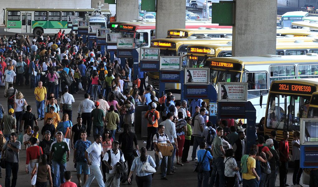 Trabalhadores de micro-ônibus do Distrito Federal resolveram não entrar em greve; em reunião realizada no início entre representantes do Sindicato dos Rodoviários e da Associação das Cooperativas de Transporte, a categoria entendeu que é necessário prazo maior a fim de buscar solução para o pedido de reajuste salarial dos funcionários de 20%; um novo encontro está agendado para às segunda-feira (29)