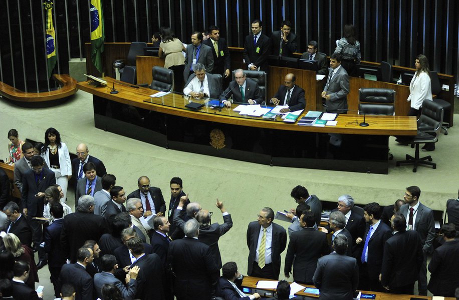 Deputado Vanderlei Macris (PSDB-SP) disse que o episódio ocorrido em Caracas com os senadores confirma que houve um movimento organizado e contrário aos parlamentares líderes de oposição brasileiros em missão naquele país; a líder do PCdoB, deputada Jandira Feghali (RJ), destacou que é clara a luta político-ideológica que está estabelecida no Plenário; "Não devemos nos meter no processo de luta política que está lá. Queria ver como seria a visita a uma cadeia americana sem avisar", indagou