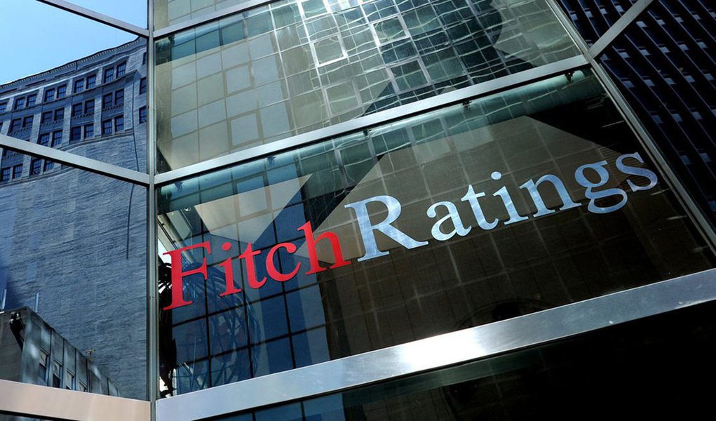 Redução das metas de superávit primário de 2015 e 2016, anunciadas pelo governo nessa quarta-feira, 22, obteve primeira reação das agências de classificação de risco; a Fitch Ratings disse nesta quinta-feira, 23, que irá reavaliar as tendências fiscais do Brasil; a Fitch atualmente tem perspectiva negativa sobre a nota BBB do Brasil, o que significa que está avaliando se reduz a classificação de risco dentro dos próximos 12 a 18 meses