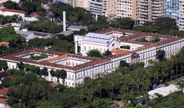 A Universidade Federal do Rio de Janeiro (UFRJ) anunciou que retomará as aulas normalmente amanhã (20), contando com o compromisso da empresa Qualitécnica de que os funcionários terceirizados recebam o salário ainda nesta terça-feira; a empresa havia firmado o compromisso de pagar os salários referentes ao mês de abril em uma reunião, com a universidade e o Ministério Público do Trabalho