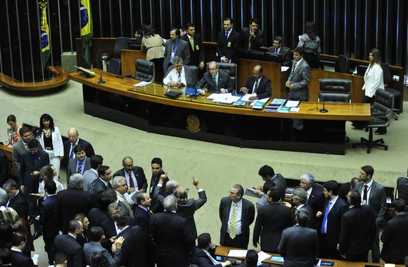 Deputado Vanderlei Macris (PSDB-SP) disse que o episódio ocorrido em Caracas com os senadores confirma que houve um movimento organizado e contrário aos parlamentares líderes de oposição brasileiros em missão naquele país; a líder do PCdoB, deputada Jandira Feghali (RJ), destacou que é clara a luta político-ideológica que está estabelecida no Plenário; "Não devemos nos meter no processo de luta política que está lá. Queria ver como seria a visita a uma cadeia americana sem avisar", indagou