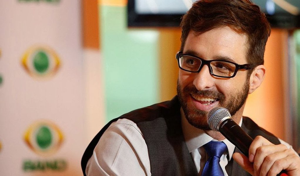 Apresentador Rafinha Bastos deixou a Band; com seu talk show "Agora É Tarde" fora do ar desde março deste ano, o apresentador e a emissora acertaram uma rescisão amigável por falta de novos projetos; humorista negocia com canais fechados e já foi procurado por algumas produtoras. Por enquanto, Rafinha continua sendo convidado para comentar jogos de basquetes na ESPN e produzindo vídeos próprios para a internet