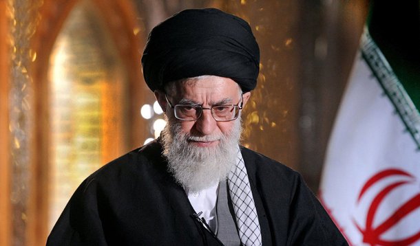 Acordo nuclear do Irã com as potências mundiais não vai abrir a República Islâmica à influência econômica e política dos Estados Unidos e ainda pode ser barrado por qualquer um dos países, disse o aiatolá Ali Khamenei; "Eles pensaram que este acordo - e ainda não está claro se vai ser aprovado no Irã nem nos EUA - vai abrir o Irã à influência deles (EUA)", afirmou; "Nós bloqueamos esse caminho e vamos definitivamente bloqueá-lo no futuro. Nós não vamos permitir influência econômica, política e cultural norte-americana no Irã", completou