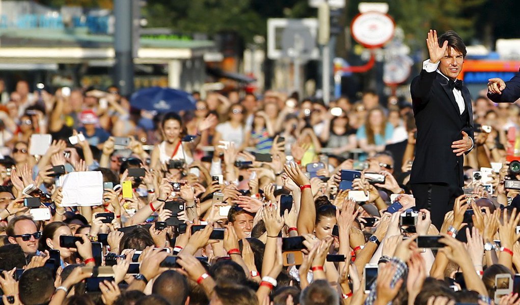 O ator de 53 anos retoma o papel do agente secreto Ethan Hunt em “Missão: Impossível – Nação Secreta”, quinto filme da série com a dose costumeira de cenas de ação intensa e suspense; Faz quase 20 anos que o primeiro “Missão: Impossível” foi lançado, e Cruise disse que, embora esteja mais velho, continua sendo exigente consigo mesmo. “Eu nem durmo, nunca paro”, afirmou