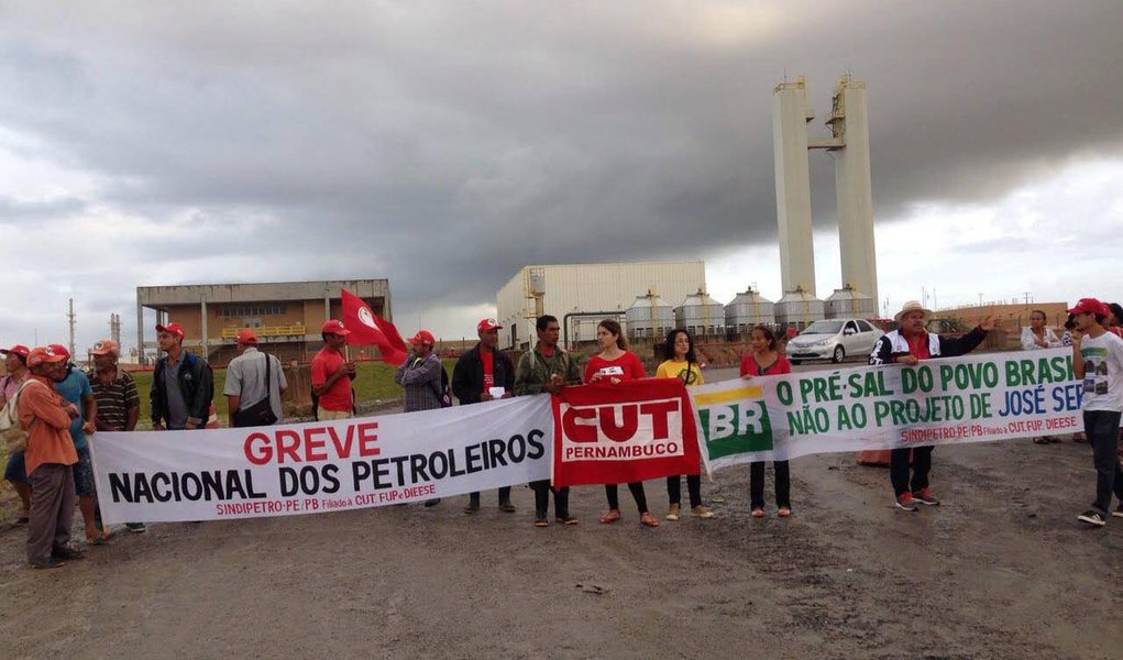 Petroleiros iniciaram uma greve de 24 horas nesta sexta-feira contra a venda de ativos da Petrobras, de acordo com sindicatos de trabalhadores da empresa; greve, liderada pela Federação Única dos Petroleiros (FUP), envolve trabalhadores de refinarias, plataformas de petróleo e outros trabalhadores da Petrobras, e teve início à meia-noite de quinta-feira; sindicatos protestam contra os planos da Petrobras de vender US$ 15,1 bilhões em ativos até o fim de 2016.
