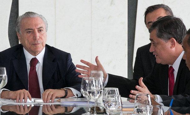 Após um café da manhã na residência oficial do vice-presidente, Michel Temer, o líder do governo na Câmara, deputado José Guimarães (PT-CE), disse que a base aliada está "afinada" para a votação, marcada para hoje, da MP 664, que altera as regras para a concessão de pensão por morte e auxílio-doença, parte do ajuste fiscal; "Eu acredito que nós não vamos ter surpresa. Vamos votar, acredito que votaremos bem o texto principal", comentou