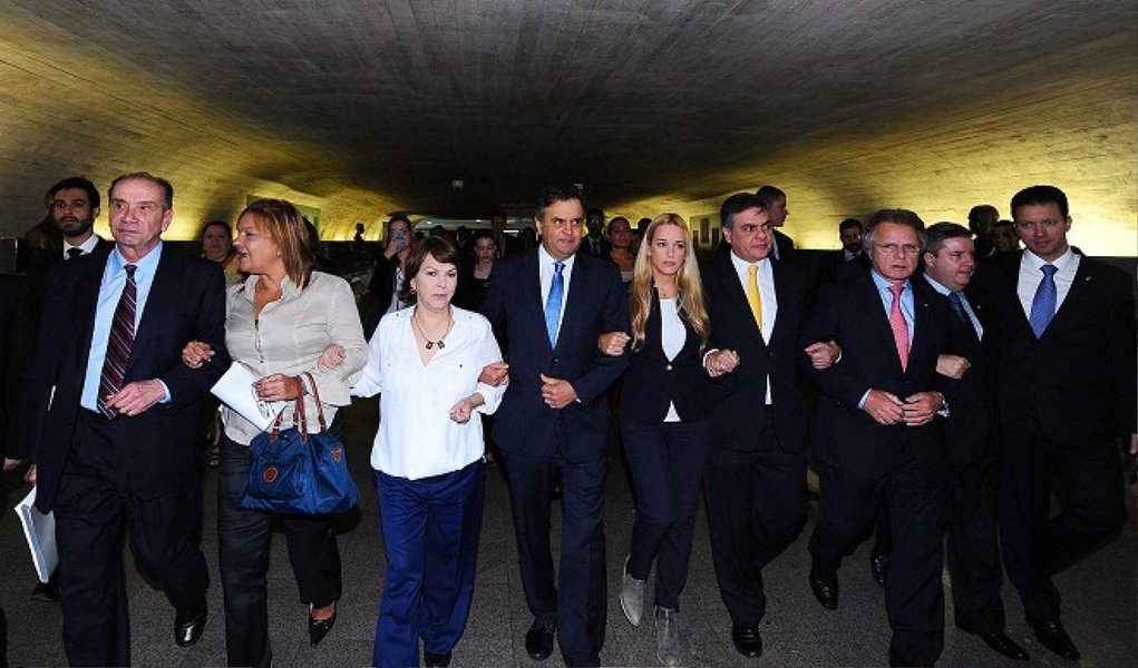 O governo da Venezuela negou nesta terça-feira (16) que tenha impedido o pouso em Caracas de um avião militar da FAB (Força Aérea Brasileira) levando a bordo parlamentares brasileiros; fontes da diplomacia venezuelana desmentiram que a aterrissagem não teria sido autorizada, conforme foi noticiado pela imprensa na segunda (15); a missão, que viajará na quinta-feira (18), está sendo organizada, a convite da oposição venezuelana, pelos senadores Aécio Neves e Aloísio Nunes, ambos do PSDB, para "prestar solidariedade aos presos políticos e às pessoas que são vítimas da repressão"