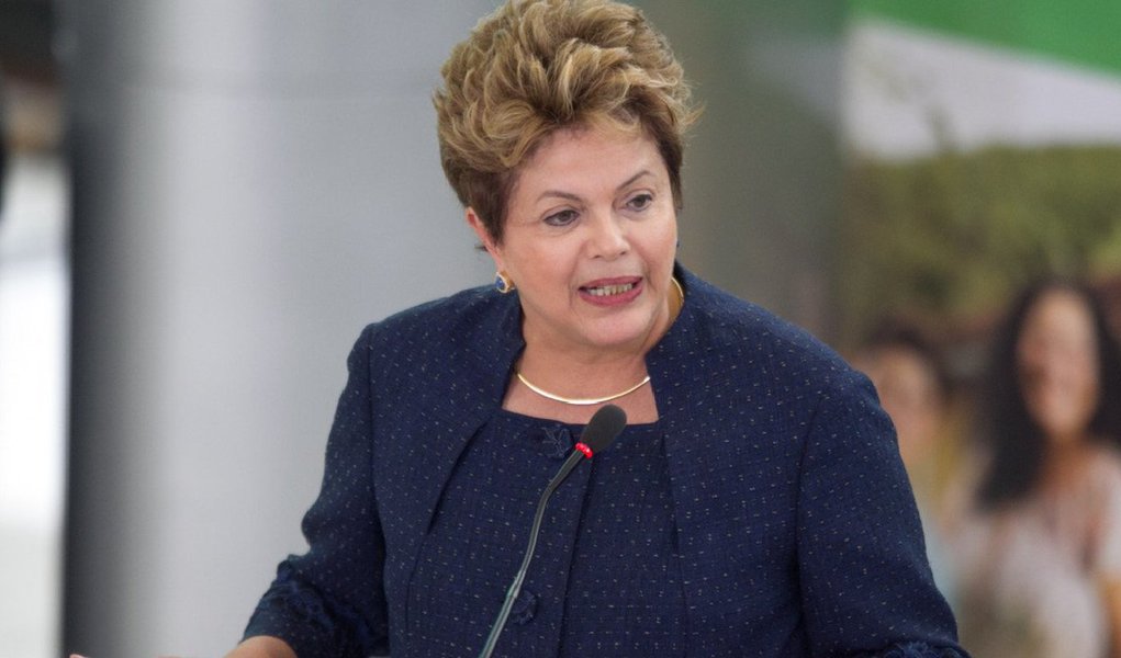 Um grupo de juristas defendeu durante um encontro de ex-alunos da Faculdade de Direito da Universidade de São Paulo que a presidente Dilma Rousseff renuncie ao seu mandato como uma forma de preservar as instituições; ex-ministro do Supremo Tribunal Militar, Flavio Flores da Cunha Bierrenbach pediu um "gesto de grandeza, para que a senhora presidente da República preserve tanto as instituições que jurou defender como sua própria biografia"; "Renúncia já!", bradou