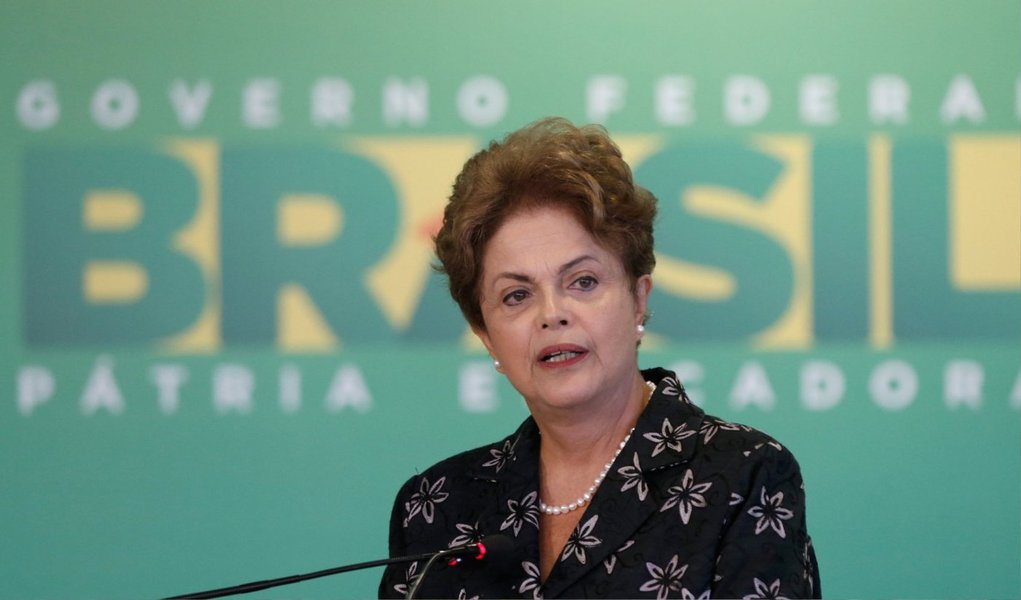 Presidente Dilma Rousseff está reunida com sete ministros neste momento no Palácio da Alvorada para definir detalhes do plano de concessões de aeroportos, portos e rodovias; lançamento do pacote de concessões à iniciativa privada está previsto para a próxima terça-feira (9); participam da reunião os ministros da Casa Civil, Aloizio Mercadante; da Fazenda, Joaquim Levy; da Secretaria de Comunicação Social, Edinho Silva; da Secretaria de Aviação Civil, Eliseu Padilha; do Planejamento, Nelson Barbosa; dos Transportes, Antônio Carlos Rodrigues; e da Secretaria de Portos, Edinho Araújo. Também está presente a presidenta da Caixa Econômica Federal, Miriam Belchior
