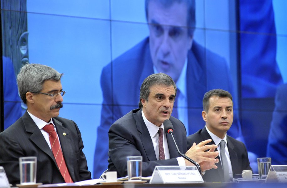 Em depoimento à CPI da Petrobras, o ministro da Justiça disse que a sindicância sobre o grampo ilegal na cela do doleiro Alberto Youssef, na carceragem da Polícia Federal em Curitiba, está sendo feita "em sigilo" e que escutas ilegais são caso "gravíssimo"; "Se, ao final, ficar comprovado que houve escutas ilegais, haverá punições àqueles que as praticaram", afirmou José Eduardo Cardozo; ele também declarou que não cabe a ele interferir nos inquéritos e nas investigações da PF e que é acusado injustamente tanto de instrumentalizar a corporação a serviço do governo quanto de não controlar a instituição; "São críticas infundadas", disse; segundo ele, vazamentos de delações premiadas na Operação Lava Jato são "ilegais", "criminosos" e prejudicam as investigações