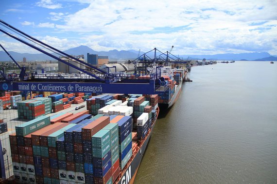 Balança comercial brasileira teve superávit de US$ 4,527 bilhões em junho, acumulando no ano saldo positivo de US$ 2,222 bilhões, novamente sob influência da queda nas importações superior à observada nas exportações; resultado de junho foi o quarto superávit consecutivo mensal do país e a melhor marca para o mês desde 2009, quando o saldo foi positivo em US$ 4,6 bilhões