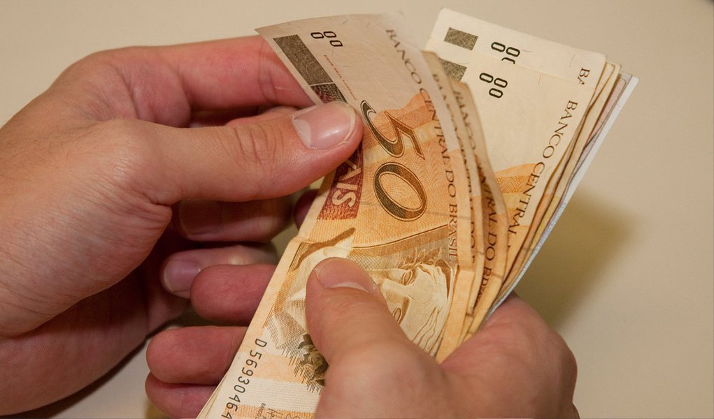 O governo piorou o cenário de crescimento para 2016 reduzindo para 1%, ante 1,3%, a previsão de expansão do Produto Interno Bruto (PIB) para o próximo ano, segundo dados do Ministério do Planejamento apresentados nesta quarta-feira pelo titular da pasta, ministro Nelson Barbosa; Barbosa informou, ainda, que o governo elevou para 855,00 reais o valor do salário mínimo a vigorar no próximo ano, ante o valor anterior de 854,00 reais