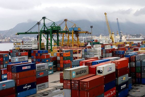 Apesar das exportações em queda em relação a 2014, a previsão do governo e da iniciativa privada é que a balança comercial encerrará 2015 com superávit; para analistas, isso ocorrerá porque as importações também estão caindo, e em ritmo mais intenso do que as vendas externas; dados do Ministério do Desenvolvimento, Indústria e Comércio Exterior mostram que, de janeiro a junho deste ano, houve queda de 14,6% das exportações em comparação com igual período de 2014; no mesmo período de comparação, as importações apresentaram queda de 18,5%