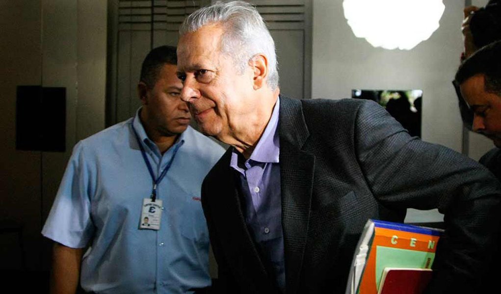 Defesa do ex-ministro José Dirceu alega em recurso no Tribunal Regional Federal da 4.ª Região (TRF4) que ele está sob ‘iminente ameaça’ de prisão na Operação Lava Jato; na última quinta-feira, o juiz federal Nivaldo Brunoni negou o pedido de habeas corpus feito pelos advogados, rebatendo a tese de que ele estaria na iminência de sofrer constrangimento ilegal por parte do juiz da 13ª Vara Federal do Paraná Sergio Moro, após ter seu nome citado na delação premiada do empresário Milton Pascowitch