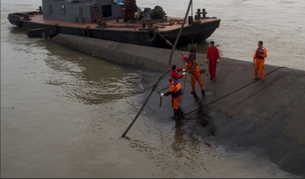 Centenas de parentes dos passageiros de um navio chinês de cruzeiro que naufragou no rio Yangtze se reuniram em uma praça pública em Jianli, nesta quinta-feira, segurando velas e flores, enquanto funcionários encarregados dos serviços de resgate iniciavam a árdua tarefa de erguer a embarcação