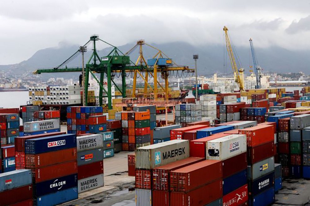 Apesar das exportações em queda em relação a 2014, a previsão do governo e da iniciativa privada é que a balança comercial encerrará 2015 com superávit; para analistas, isso ocorrerá porque as importações também estão caindo, e em ritmo mais intenso do que as vendas externas; dados do Ministério do Desenvolvimento, Indústria e Comércio Exterior mostram que, de janeiro a junho deste ano, houve queda de 14,6% das exportações em comparação com igual período de 2014; no mesmo período de comparação, as importações apresentaram queda de 18,5%