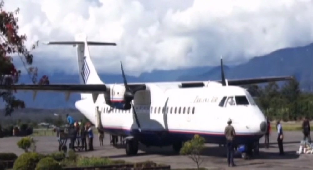 Um avião indonésio com 54 pessoas a bordo desapareceu neste domingo (16) durante o voo na província de Papua; o ATR 42 da companhia Trigana Air perdeu contato com o tráfego aéreo depois de descolar do aeroporto regional de Sentani, na província de Papua, no sudeste da Indonésia; o avião transportava 44 adultos, cinco crianças e cinco membros da tripulação, num voo que deveria durar 45 minutos e com pouso previsto em Oksibil (província de Papua)