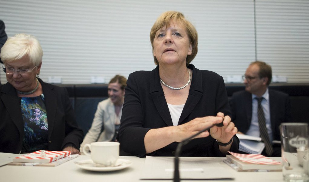 Chanceler alemã, Angela Merkel, vai pressionar o Brasil nesta semana para garantir melhores condições de investimentos para empresas alemãs que colocaram 19 bilhões de euros na economia brasileira, mas enfrentam alta nos custos de energia, disseram autoridades do governo alemão