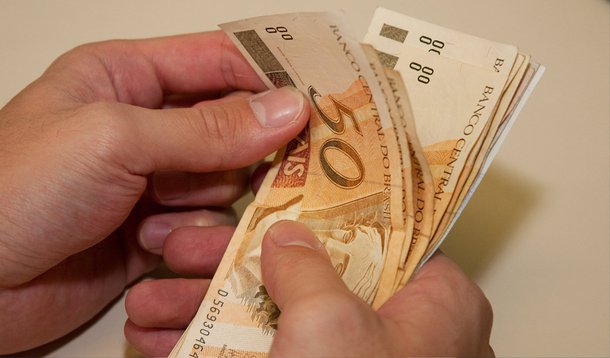 O governo piorou o cenário de crescimento para 2016 reduzindo para 1%, ante 1,3%, a previsão de expansão do Produto Interno Bruto (PIB) para o próximo ano, segundo dados do Ministério do Planejamento apresentados nesta quarta-feira pelo titular da pasta, ministro Nelson Barbosa; Barbosa informou, ainda, que o governo elevou para 855,00 reais o valor do salário mínimo a vigorar no próximo ano, ante o valor anterior de 854,00 reais