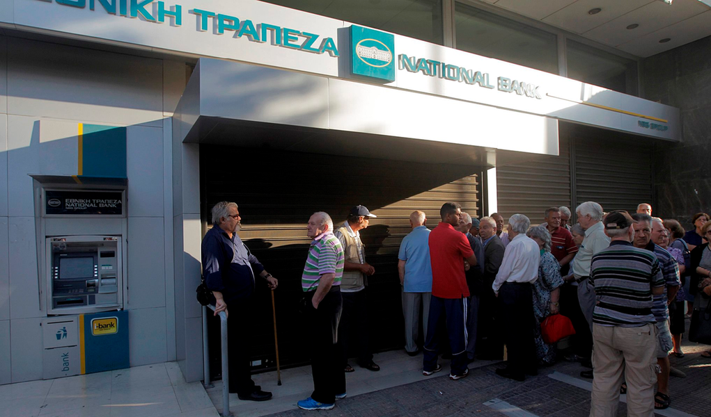 Os bancos gregos permanecerão fechados até segunda (12), enquanto o governo conclui uma proposta que permita à Grécia ficar na zona do euro; os bancos não operam desde 28 de junho e os saques nos caixas eletrônicos estão limitados a 60 euros por dia, para impedir uma falta de liquidez no sistema financeiro
 