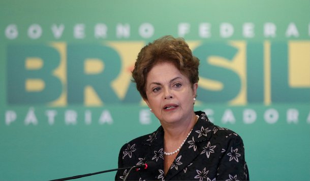 Presidente Dilma Rousseff está reunida com sete ministros neste momento no Palácio da Alvorada para definir detalhes do plano de concessões de aeroportos, portos e rodovias; lançamento do pacote de concessões à iniciativa privada está previsto para a próxima terça-feira (9); participam da reunião os ministros da Casa Civil, Aloizio Mercadante; da Fazenda, Joaquim Levy; da Secretaria de Comunicação Social, Edinho Silva; da Secretaria de Aviação Civil, Eliseu Padilha; do Planejamento, Nelson Barbosa; dos Transportes, Antônio Carlos Rodrigues; e da Secretaria de Portos, Edinho Araújo. Também está presente a presidenta da Caixa Econômica Federal, Miriam Belchior