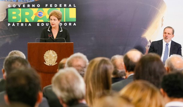 Com o lema "mais Brasil no mundo", presidente lança o Plano Nacional de Exportação como mais uma medida da agenda positiva do governo em prol da recuperação do crescimento econômico; "Vamos fazer do comércio exterior elemento central da agenda de competitividade e de crescimento da economia. Vamos em busca desses mercados, vamos levar o Brasil para o mundo", discursou Dilma Rousseff; segundo ela, aumentar a participação do País no comércio mundial é "palavra de ordem"; o plano prevê, entre outras medidas, a ampliação de US$ 15 bilhões para o Fundo de Garantia às Exportações (FGE) e tem como objetivo aumentar a participação do Brasil no comércio exterior nos próximos anos
