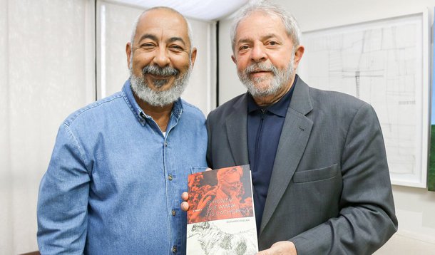 Blogueiro Miguel do Rosário, de O Cafezinho, destaca o encontro entre o escritor cubano Leonardo Padura com ex-presidente Lula; autor do livro O homem que amava os cachorros; em entrevista ao jornal El País, Padura elogiou as conquistas do Brasil durante o governo do ex-presidente; "Simpatizo com ele por sua história de vida e por tudo o que fez pelo país", disse Padura; "Na mesma entrevista, Padura dá um tapa com luva de pelica nos coxinhas que o exaltam, achando que se trata de outra Yoani Sanchez. Não é. Yoani rodou o Brasil ao lado de Aécio e Ronaldo Caiado", afirma Rosário
