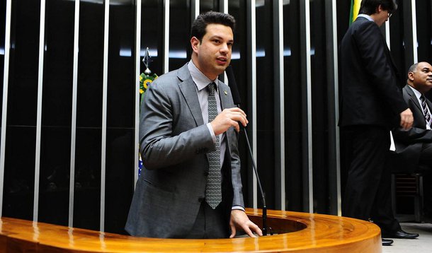 Deputados rejeitaram a maioria dos destaques acrescidos à proposta, mas aprovaram duas emendas que reduzem a recomposição de receitas inicialmente prevista pelo governo de R$ 12 bilhões ao ano; delator da proposta, deputado Leonardo Picciani (PMDB-RJ), estima que o governo deve ter um incremento acima dos R$ 10 bilhões ao ano na arrecadação com o texto aprovado; “Certamente não será grande o impacto... Não creio ser um impacto muito grande porque as confecções são pequenas empresas, o setor têxtil como um todo não foi contemplado, apenas confecções”, afirmou 