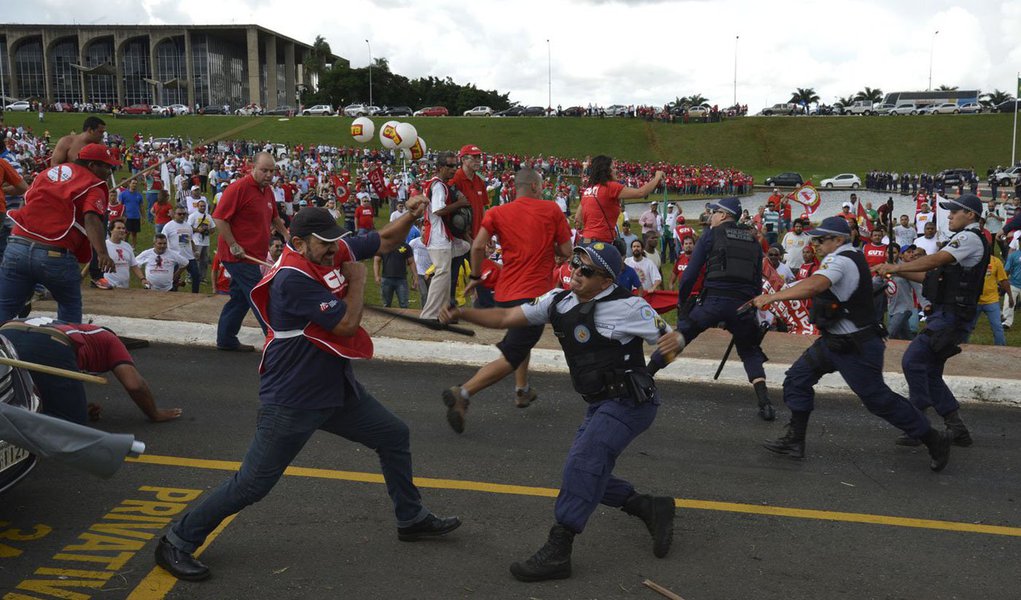 Habeas corpus permitirá com que os sindicalistas acompanhem de perto a votação da MP 664, que altera as regras para a concessão de pensão por morte e auxílio-doença e faz parte do ajuste fiscal; central sindical afirma que, com a decisão, a CUT "enfrenta a ditadura de Cunha"; no início de abril, manifestantes protestavam contra a terceirização em frente ao Congresso quando foram agredidos pela polícia legislativa, sob ordem do presidente da Câmara