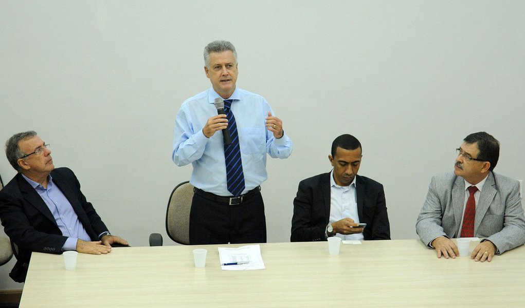 Em mais um esforço para honrar os compromissos da gestão passada, o governador Rodrigo Rollemberg assinou uma ordem de serviço para a retomada das obras de asfaltamento de diversas regiões administrativas de Brasília; o trabalho estava interrompido desde o fim de 2014 por falta de recursos; as obras serão concluídas com R$ 43 milhões dos R$ 500 milhões tomados de empréstimo com o Banco do Brasil, em janeiro, com destinação exclusiva a obras de mobilidade e infraestrutura