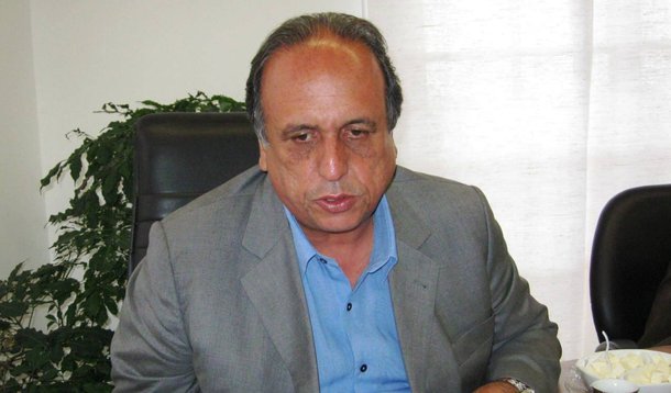 "Eu já havia me colocado à disposição da Justiça, e assim permaneço. E reafirmo que a acusação é falsa e essa conversa nunca existiu. Meus sigilos telefônico e bancário estão à disposição. Minha declaração de bens é pública e também está disponível", afirmou o governador do Rio, após a decisão do STJ contra ele, o ex-governador Sérgio Cabral e o ex-secretário Regis Fichtner