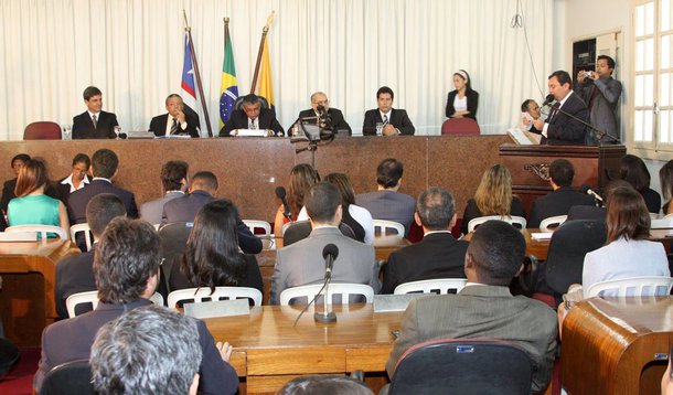 A Câmara Municipal de São Luís adiou a apreciação de um projeto de que lei, acompanhado da mensagem, do Poder Executivo, que dispõe sobre a delegação da prestação de serviços de transporte coletivo no município; a decisão foi anunciada pelo presidente em exercício, vereador Francisco Carvalho (PSL), logo no início da sessão, que por determinação do presidente Astro de Ogum (PMN) a matéria tinha sido retirada de pauta