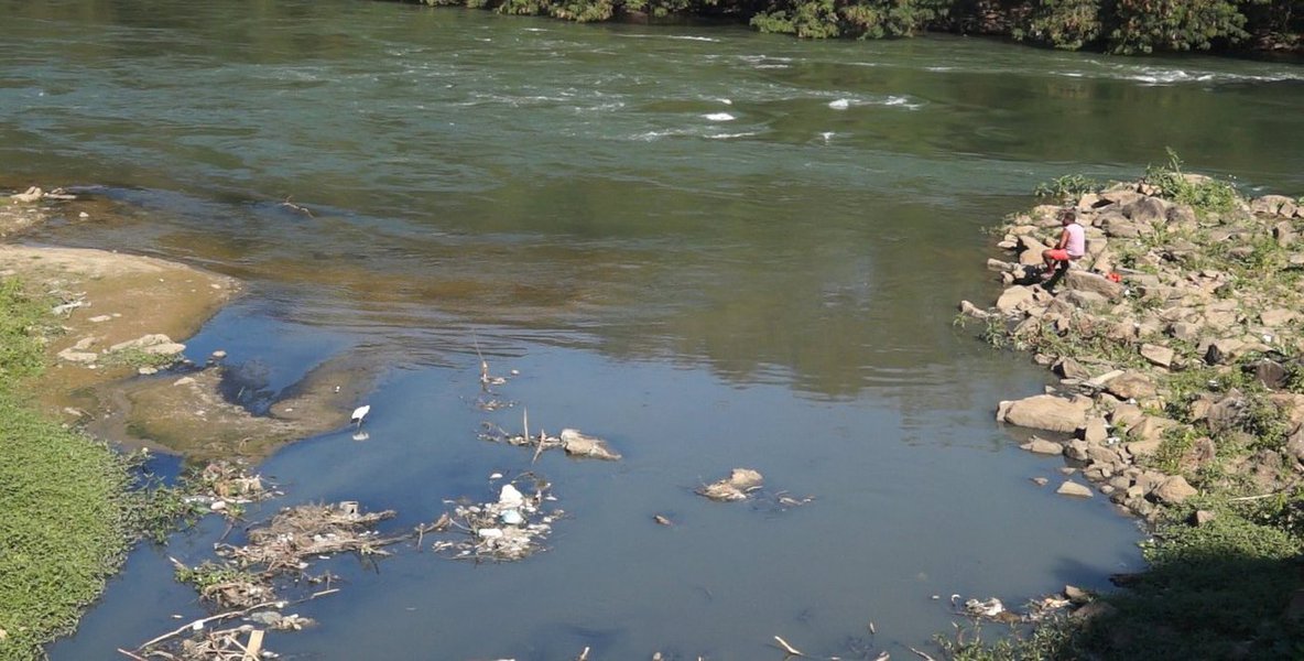 A Justiça Federal condenou a Companhia Siderúrgica Nacional (CSN) pela prática do crime de poluição a ao ter despejado efluentes no Rio Paraíba do Sul, em 27 de novembro de 2010; o MPF sustenta nas ações, com base em laudos da Polícia Federal, um despejo de 18,3 milhões de litros de substância de cor escura no Rio Paraíba do Sul, em Volta Redonda (RJ); a substância gerou uma mancha no rio identificada como "língua negra"