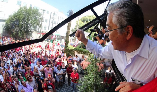 Paulo Okamotto, presidente do Instituto Lula, diz que as manifestações previstas para esta quinta-feira servirão para mostrar que "a sociedade brasileira está atenta e mobilizada para defender a democracia"; "Também é um gesto muito forte em defesa do projeto de desenvolvimento com inclusão social, iniciado no governo do ex-presidente Lula em 2003. O Brasil tem de fato muitos problemas, mas a base social deste projeto continua viva, forte e preparada para defendê-lo. É muito positivo para a democracia fazer essa disputa de projetos nas instituições, nos meios de comunicação e nas ruas"; confira sua entrevista