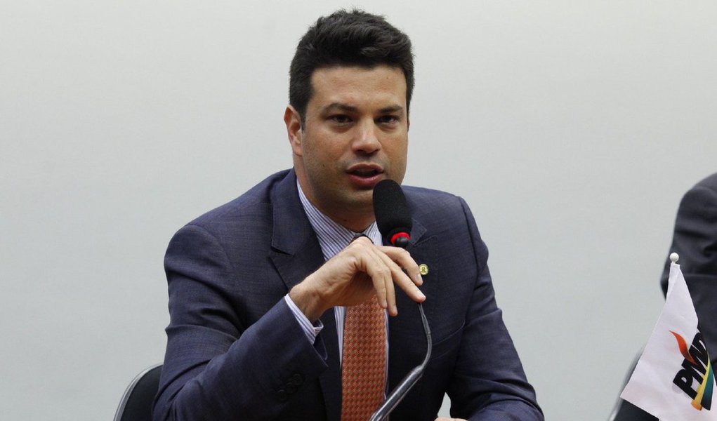 Líder do PMDB na Câmara, Leonardo Picciani (RJ) afirmou que o governo precisa rearticular sua base e reforçar a sustentação no Congresso; “É preciso montar um novo modelo de base de sustentação parlamentar. Acho que o governo passa a dimensionar aquilo que já vem sendo dito pelos líderes do Congresso há algum tempo”, disse, após reunião com o vice-presidente da República e articulador político do governo, Michel Temer