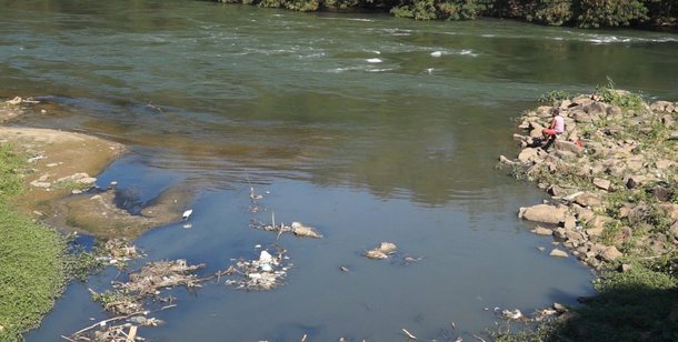 A Justiça Federal condenou a Companhia Siderúrgica Nacional (CSN) pela prática do crime de poluição a ao ter despejado efluentes no Rio Paraíba do Sul, em 27 de novembro de 2010; o MPF sustenta nas ações, com base em laudos da Polícia Federal, um despejo de 18,3 milhões de litros de substância de cor escura no Rio Paraíba do Sul, em Volta Redonda (RJ); a substância gerou uma mancha no rio identificada como "língua negra"