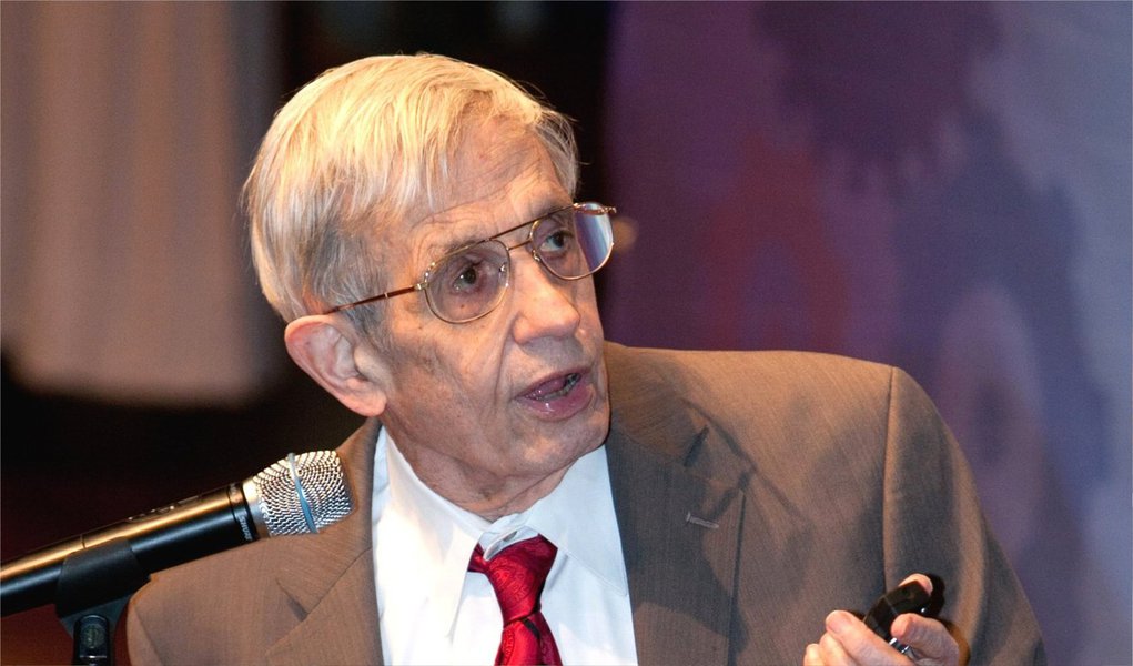 O matemático laureado com o Nobel John Forbes Nash Jr. morreu no sábado (23 dias depois de receber mais um reconhecimento por suas contribuições científicas, o Prêmio Abel de Matemática, da Academia Norueguesa de Ciências e Letras; entregue pelo rei da Noruega, o prêmio foi criado para compensar a inexistência de um Nobel de Matemática; o trabalho de Nash em Princeton foi encerrado pelo acidente, mas sua genialidade o eternizou não só na matemática; O Equilíbrio de Nash contribuiu para diversas aplicações de conceitos puramente matemáticos em áreas do conhecimento que tenham situações análogas a jogos, entre as quais a economia, a antropologia, as ciências políticas e a biologia