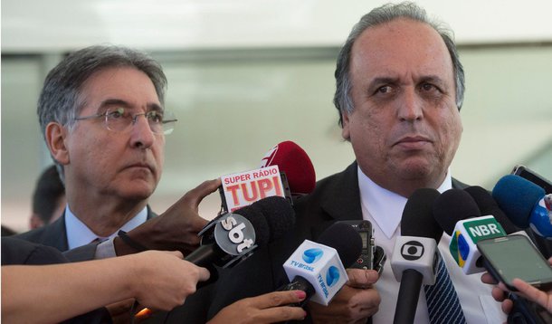 O ministro da Fazenda, Joaquim Levy, recebeu os governadores Luiz Fernando Pezão (PMDB-RJ) e Fernando Pimentel (PT-MG) para explicar como funcionará os fundos destinados a compensar eventuais perdas dos estados com a unificação do Imposto Sobre Circulação de Mercadorias e Serviços (ICMS); "Todos os 27 estados passam por momento difícil na economia, assim como o governo federal está passando. Tudo que entrar, inclusive para as prefeituras, é importante. Tem uma série de questões que unem estados e governo federal", disse Pezão