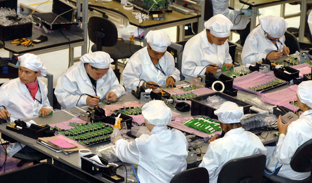 Com a queda da atividade industrial e o aumento da inflação, a Confederação Nacional da Indústria (CNI) reduziu as estimativas para o PIB, e a atividade industrial para 2015; a previsão, segundo o relatório trimestral Informe Conjuntural, é que o PIB fechará o ano com retração de 1,6% e que o PIB industrial recue 3,8%; no relatório divulgado em abril, a projeção para o ano era de retração de 1,2% no PIB e de 3,4% PIB industrial