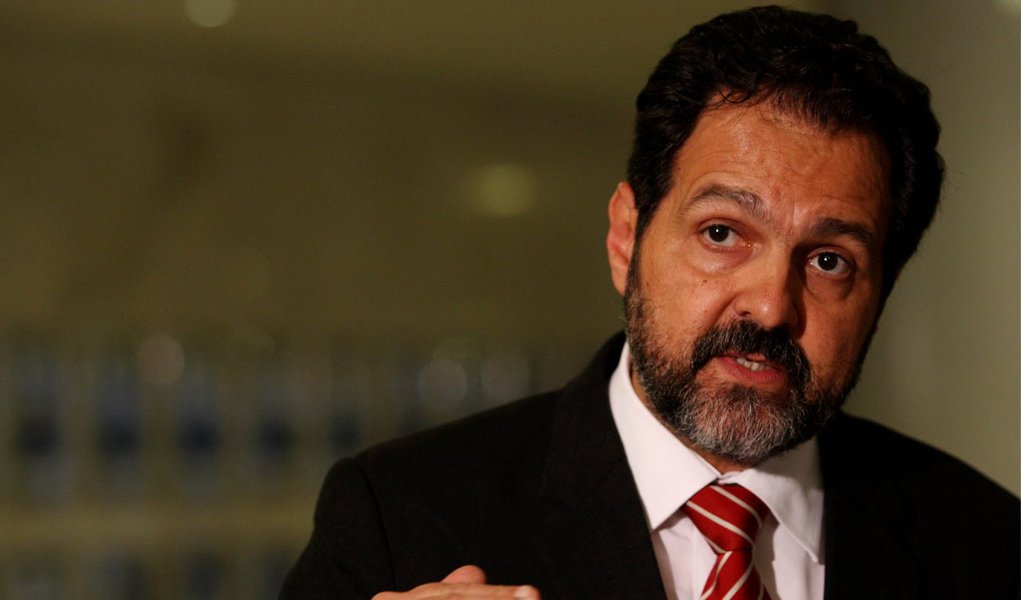 O GDF publicou ontem um decreto que corta uma série de despesas com pessoal em todos os órgãos públicos locais; estão proibidas despesas com hora extra, antecipação e parcelamento de férias, gratificação de serviço voluntário, diária, passagem e capacitação de pessoal; desde a derrota no primeiro turno, o atual governador já extinguiu seis secretarias e exonerou mais de mil servidores