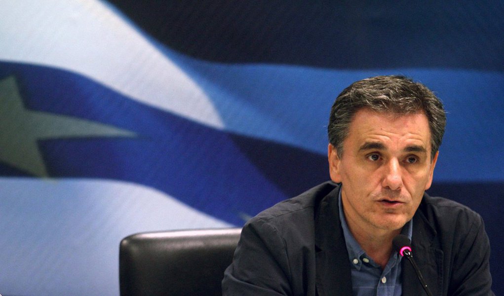 Ministro das Finanças grego, Euclides Tsakalotos, confirmou a informação, mas admitiu que ainda falta acertar alguns “pequenos detalhes”; foi acertado que a Grécia vai enfrentar um déficit primário (saldo orçamentário, excluindo os pagamentos da dívida) de 0,25 do Produto Interno Bruto (PIB) em 2015, antes de um excedente primário de 0,5% do PIB em 2016, de 1,75% em 2017, e de 3,5% em 2018, segundo fonte governamental citada pela agência estatal ANA