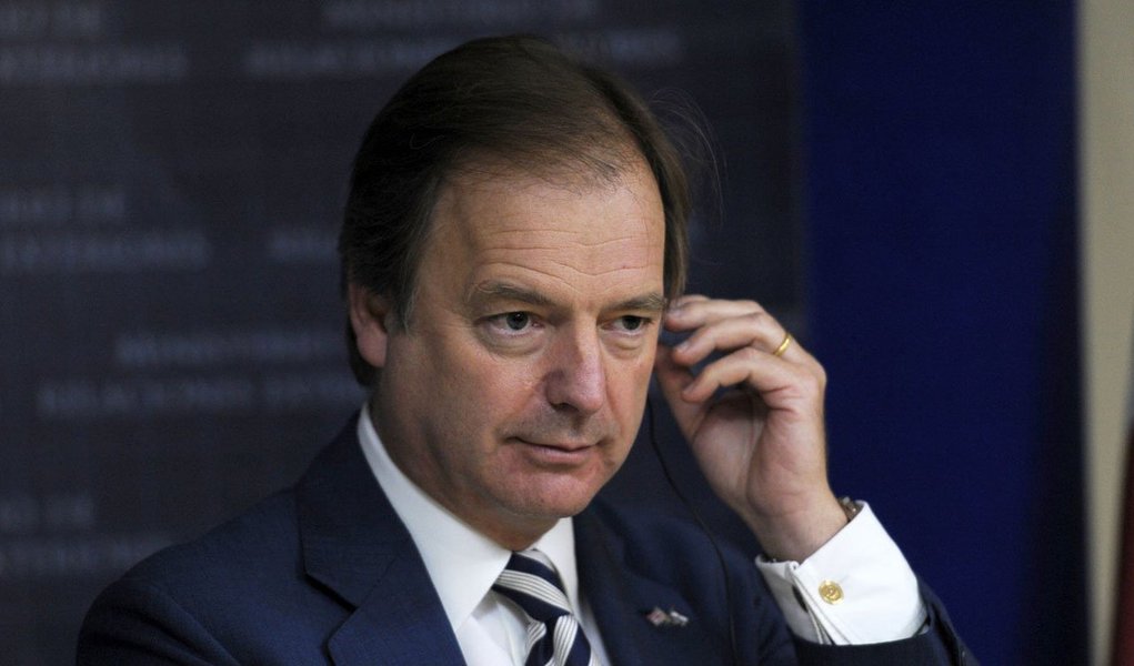 O governo britânico acusou neste domingo a Espanha de violar sua soberania sobre Gibraltar, afirmando que navios do Estado espanhol adentraram suas águas territoriais de maneira ilegal e repetitiva sem notificá-la; "Essas repetidas incursões nas águas territoriais britânicas de Gibraltar são uma clara violação da soberania do Reino Unido por outro país da União Europeia e nós vamos levantar isto como uma questão de urgência com as autoridades espanholas", disse Hugo Swire, ministro das Relações Exteriores, em um comunicado