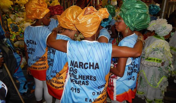 A Pré-Marcha de Mulheres Negras 2015 Contra o Racismo e a Violência e Pelo Bem Viver reuniu neste domingo (26), na Praia de Copacabana, no Rio de Janeiro, centenas de representantes e simpatizantes da causa, como encerramento das comemorações do Dia da Mulher Negra Latino-Americana e Caribenha; o evento é preparatório à marcha nacional, que ocorrerá no dia 18 de novembro, em Brasília; uma das organizadoras do encontro, Clátia Vieira explicou que a finalidade é pregar a equidade de direitos e a inclusão social; "A gente precisa ir para a rua para dizer que do jeito que está não dá para ficar"