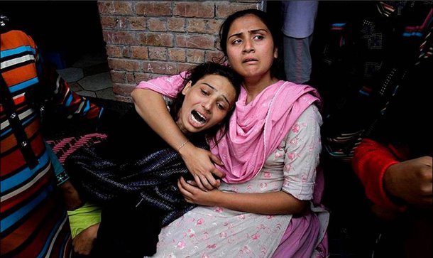 Dois atentados suicidas contra igrejas cristãs na cidade de Lahore, no Paquistão, fizeram neste domingo (15) 14 mortos e mais de 70 feridos, o que despertou a revolta da população, que atacou e matou dois militantes suspeitos; atentados ocorreram durante as orações em duas igrejas no bairro de Youhanabad, onde vivem mais de 100 mil cristãos; nNo Vaticano, o papa Francisco lamentou hoje os atentados e pediu o fim da perseguição aos cristãos que, segundo ele, “o mundo tenta esconder”