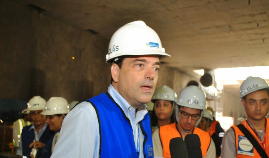 O governo do Rio de Janeiro confirmou que a interligação dos municípios de Niterói e São Gonçalo, na Região Metropolitana, deve acontecer pela Linha 3 do metrô e não pelo sistema BRT, como havia sido anunciado em março; a nova mudança, segundo o secretário estadual de Transportes Carlos Roberto Osório, se deve aos cortes no orçamento do Estado
 
 