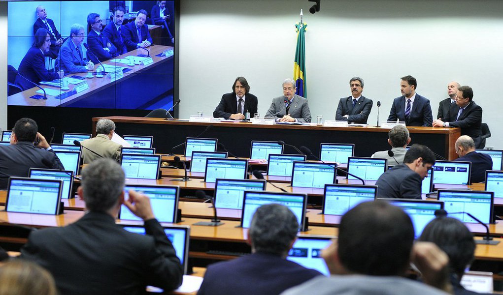 Por orientação dos advogados, os dois depoentes preferiram ficar em silêncio e foram dispensados pelo presidente da comissão