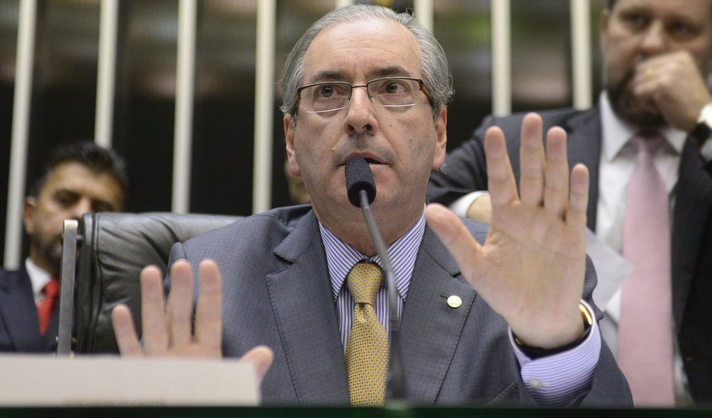 Para o jornalista Fernando Brito, edito do Tijolaço, a derrota do presidente da Câmara, Eduardo Cunha (PMDB), sobre o distritão mostrou que o poder lhe subiu à cabeça e Cunha achou-se “imperador” dos deputados; "Poucos são os deputados com ascendência sobre muitos outros e, quando são, o são por “viabilizarem” aquilo que hoje é mais decisivo para eles: “apoio” (assim, entre aspas) para suas reeleições e negócios  de interesse pessoal, com frutos políticos ou de outras cepas", diz Brito; "Só neste sentido Cunha é líder"
 